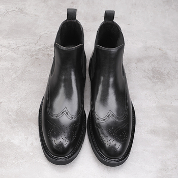 Ανδρικά Δερμάτινα Chelsea μποτάκια, επιχειρηματικού στυλ; επάνω μέρος από δέρμα πρώτης στρώσης, σόλα καουτσούκ, στρογγυλή μύτη, πλευρική ελαστική λωρίδα, μεσαία φτέρνα 3–5 εκ