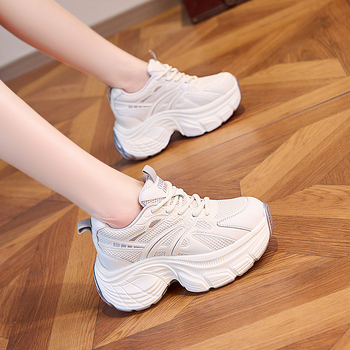 Γυναικεία αθλητικά με αυξημένο ύψος - επάνω μέρος από microfibre δέρμα, εσωτερική mesh επένδυση, χαμηλός τόπος με κορδόνια, PU φουσκωτή σόλα