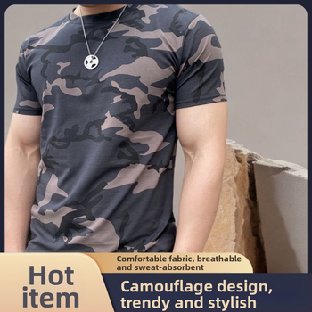 Ανδρική καμουφλαρισμένη T‑shirt από βαμβακόμείγμα, κοντό μανίκι, στρογγυλή λαιμόκοψη, στενή γραμμή