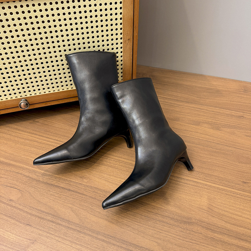 Martin zābaki – smailais purns, plāns papēdis, vidēja garuma šafts, PU augšdaļa, rāvējslēdzējs