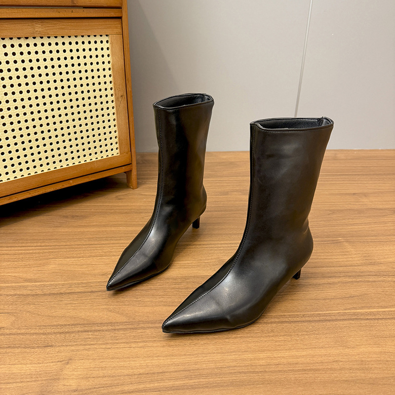 Martin zābaki – smailais purns, plāns papēdis, vidēja garuma šafts, PU augšdaļa, rāvējslēdzējs