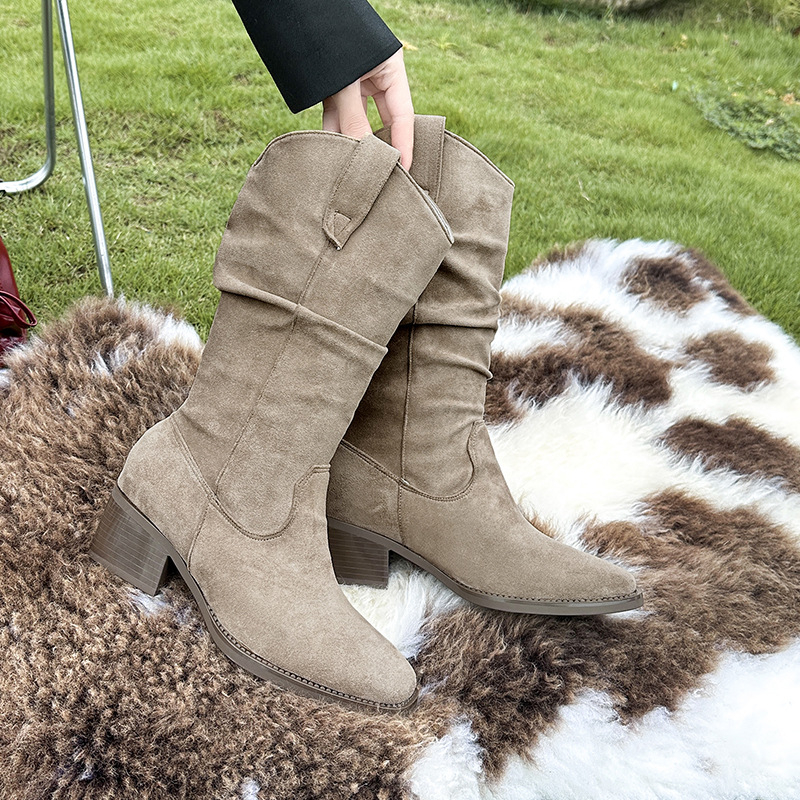 Cizme de călărie cu partea superioară din microfibră, înălțime gambă medie, toc masiv, vârf rotund, înălțime tocului medie 3-5 cm