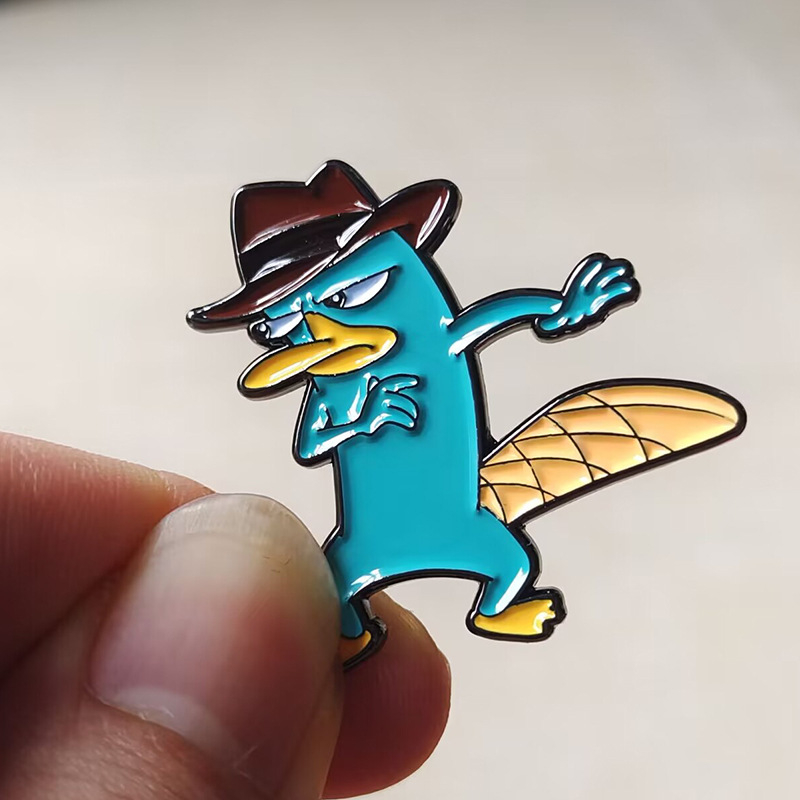 Platypus Enamel Pin - Broșă metalică, personaje de desen animat, finisaj pictat, accesoriu unisex pentru decor (vară 2024)