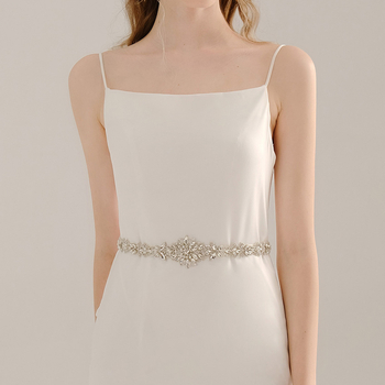 Vestuvinė juostelė su rhinestones ir perlų dekoru, plotis virš 4 cm, sagtis iš kaspinėlio, raištis užsegimui, gaivus princesiškas stilius