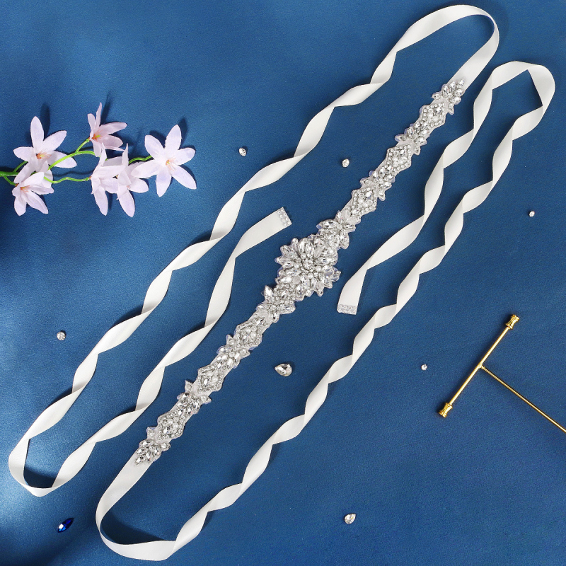 Vestuvinė juostelė su rhinestones ir perlų dekoru, plotis virš 4 cm, sagtis iš kaspinėlio, raištis užsegimui, gaivus princesiškas stilius