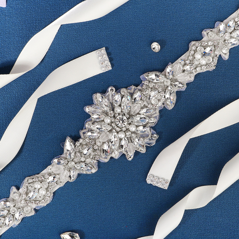 Vestuvinė juostelė su rhinestones ir perlų dekoru, plotis virš 4 cm, sagtis iš kaspinėlio, raištis užsegimui, gaivus princesiškas stilius