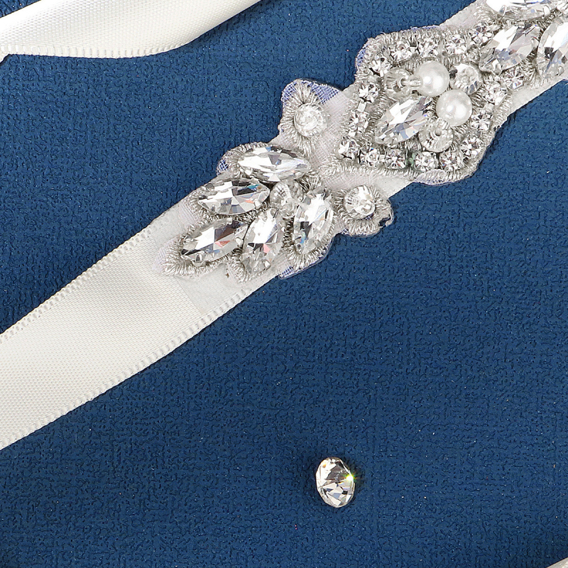 Vestuvinė juostelė su rhinestones ir perlų dekoru, plotis virš 4 cm, sagtis iš kaspinėlio, raištis užsegimui, gaivus princesiškas stilius