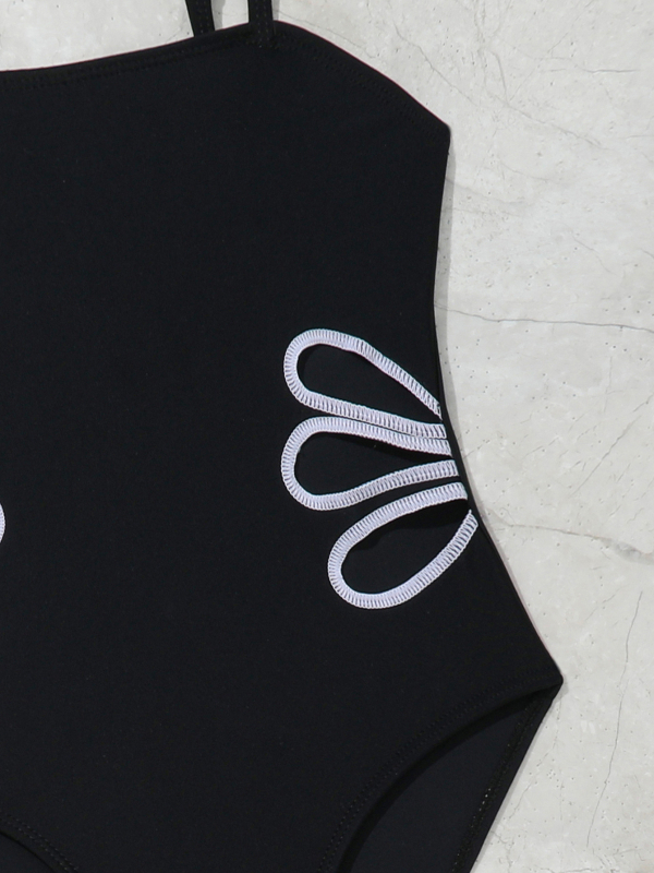 Meitenēm viengabala peldkostīms ar trijstūra plāniem plecu siksnām, korejiešu stila raksts, augsta elastība; materiāls: 82% neilons ar 100% poliestera oderi; izcelsme: Quanzhou, Fujian