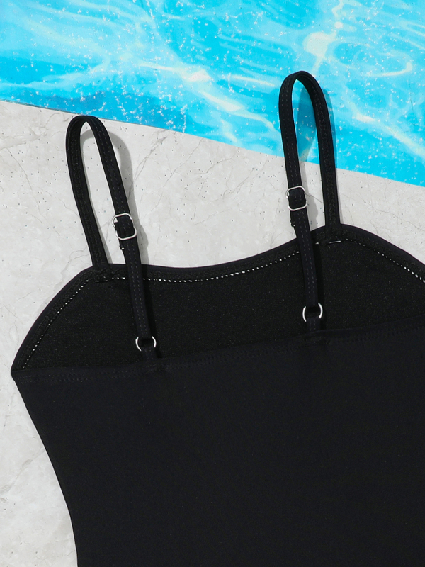 Meitenēm viengabala peldkostīms ar trijstūra plāniem plecu siksnām, korejiešu stila raksts, augsta elastība; materiāls: 82% neilons ar 100% poliestera oderi; izcelsme: Quanzhou, Fujian