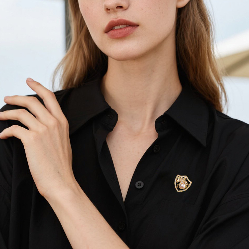 Broșă din cupru, placare electroplată, stil elegant; formă: damă; tip: broșă