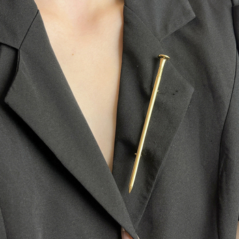 Ötvözetből készült bross nőknek — kettős használat, önvédelem, személyes trend, minimalist stílus