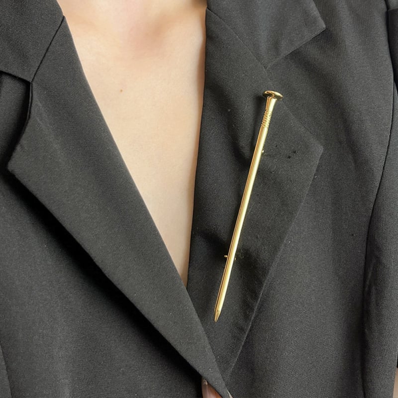 Ötvözetből készült bross nőknek — kettős használat, önvédelem, személyes trend, minimalist stílus