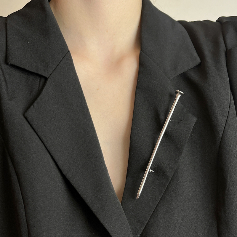 Ötvözetből készült bross nőknek — kettős használat, önvédelem, személyes trend, minimalist stílus