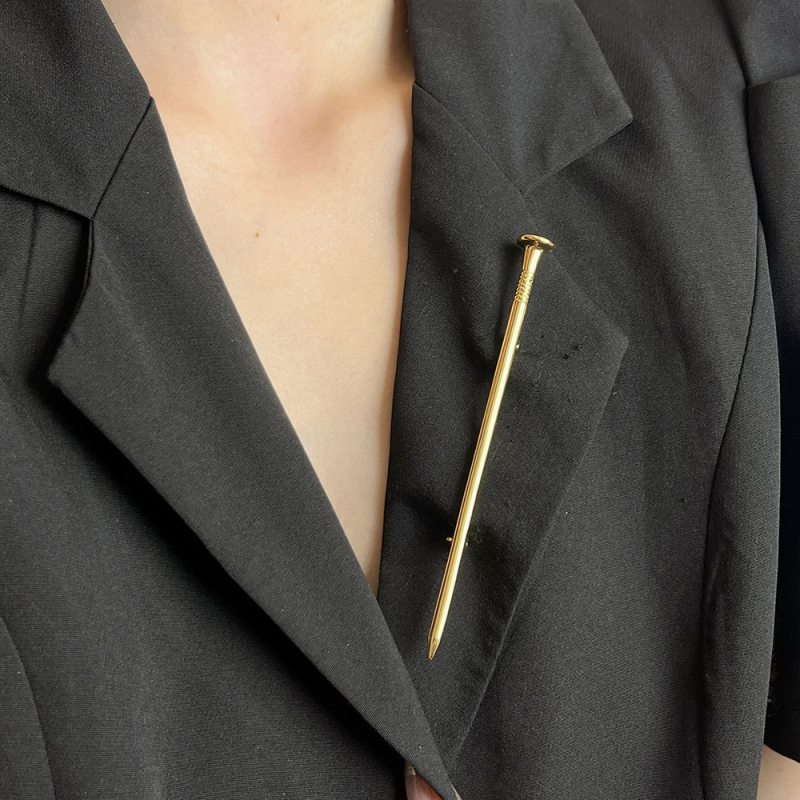 Ötvözetből készült bross nőknek — kettős használat, önvédelem, személyes trend, minimalist stílus