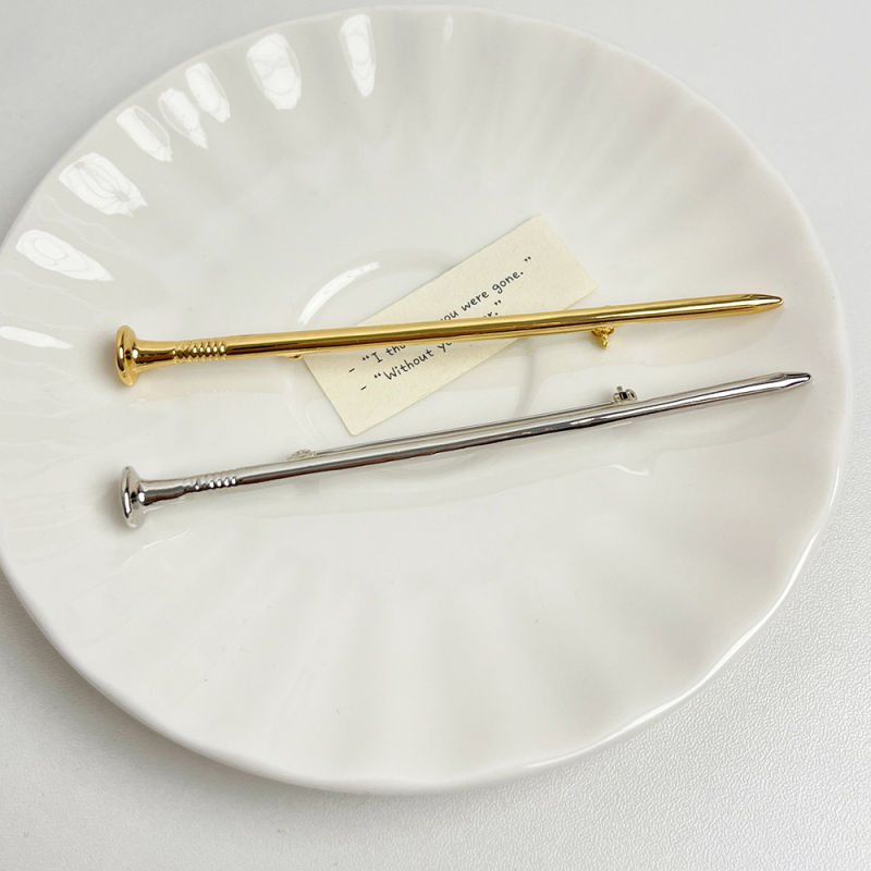 Ötvözetből készült bross nőknek — kettős használat, önvédelem, személyes trend, minimalist stílus