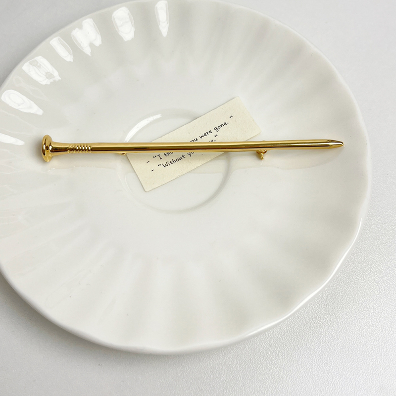 Ötvözetből készült bross nőknek — kettős használat, önvédelem, személyes trend, minimalist stílus