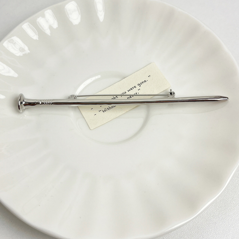 Ötvözetből készült bross nőknek — kettős használat, önvédelem, személyes trend, minimalist stílus