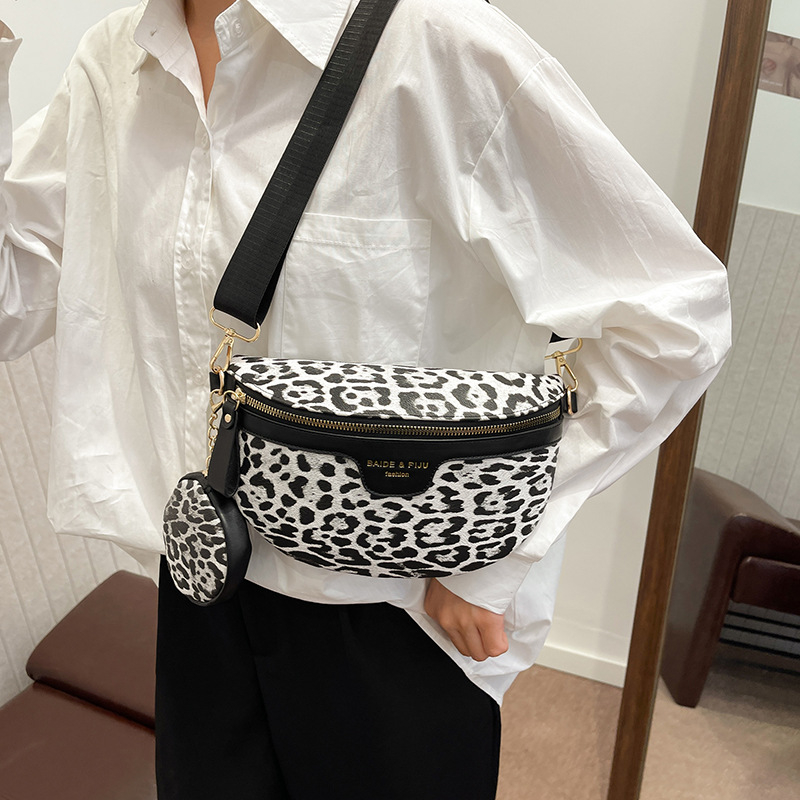 PU crossbody krepšys su leopardo raštu, Saddle Bag stilius, dumpling formos, užtrauktuko užsegimas, vidinė kišenė su užtrauktuku