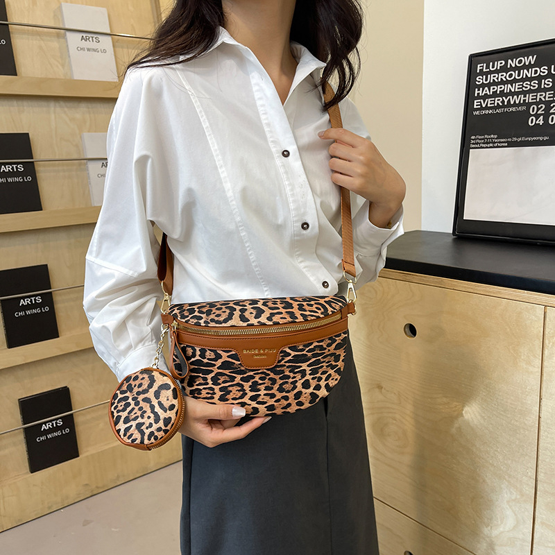 PU crossbody krepšys su leopardo raštu, Saddle Bag stilius, dumpling formos, užtrauktuko užsegimas, vidinė kišenė su užtrauktuku