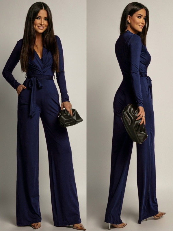 Salopetă din poliester cu decolteu în V adânc, mâneci lungi, talie înaltă și pantaloni largi.