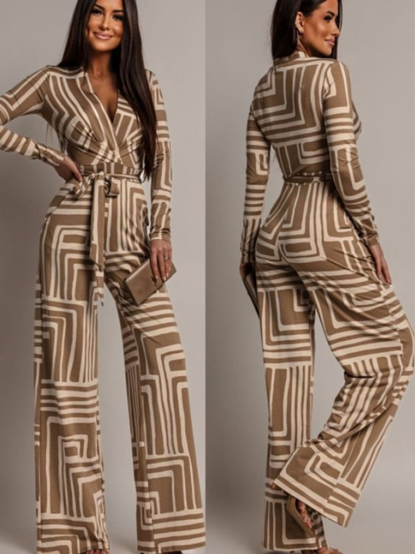 Salopetă din poliester cu decolteu în V adânc, mâneci lungi, talie înaltă și pantaloni largi.