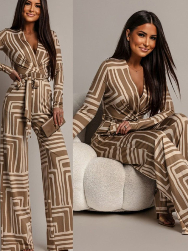 Salopetă din poliester cu decolteu în V adânc, mâneci lungi, talie înaltă și pantaloni largi.