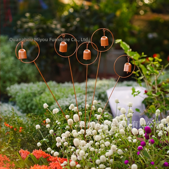 Βίντατζ μεταλλικός διακοσμητικός κήπος — 5 κουδουνάκια σε πασσάλους, κατάλληλο για εσωτερικούς και εξωτερικούς χώρους, μινιμαλιστικός σχεδιασμός από μέταλλο