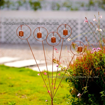 Βίντατζ μεταλλικός διακοσμητικός κήπος — 5 κουδουνάκια σε πασσάλους, κατάλληλο για εσωτερικούς και εξωτερικούς χώρους, μινιμαλιστικός σχεδιασμός από μέταλλο