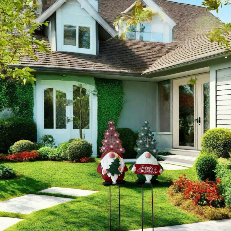 Set de 2 ornamente metalice pentru exterior, grădină – gnomi de Crăciun, stil desen animat, brand Zefeng