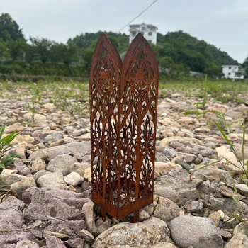 Geležinė sodo skulptūros stulpa su katedros viršūne, skirta išoriniam naudojimui