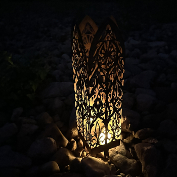 Μεταλλική στήλη κήπου- γλυπτό με κορυφή καθεδρικού ύφους για εξωτερικούς χώρους