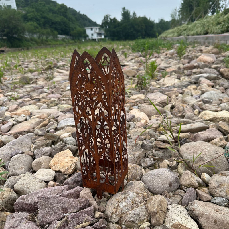 Geležinė sodo skulptūros stulpa su katedros viršūne, skirta išoriniam naudojimui