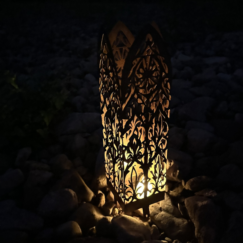 Geležinė sodo skulptūros stulpa su katedros viršūne, skirta išoriniam naudojimui