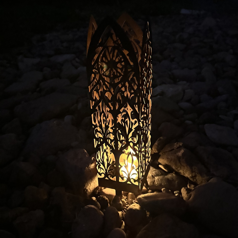 Geležinė sodo skulptūros stulpa su katedros viršūne, skirta išoriniam naudojimui