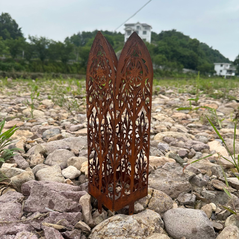 Geležinė sodo skulptūros stulpa su katedros viršūne, skirta išoriniam naudojimui