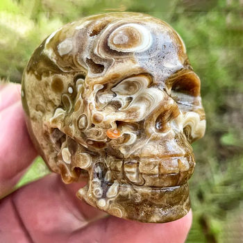 Csokoládé kalcitból készült kristály koponya dísz – faragott koponya, amerikai stílus, papírdobozos csomagolás