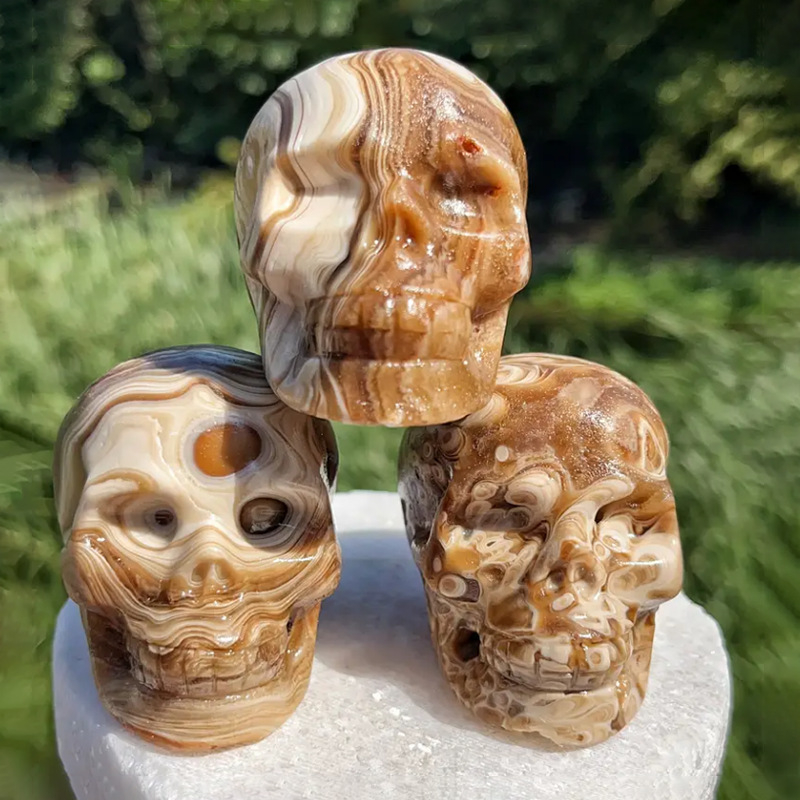 Csokoládé kalcitból készült kristály koponya dísz – faragott koponya, amerikai stílus, papírdobozos csomagolás