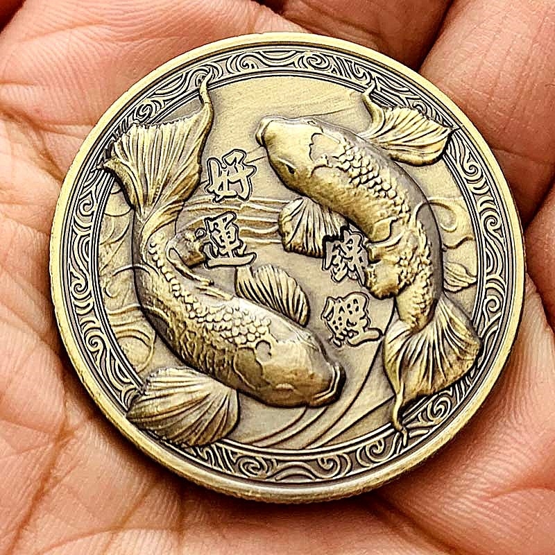 Koi žuvies giliai reljefinis medalionas, geležis, elektroplakavimas, dovanų dėžutė; Importo nėra, IP autorizacija nėra