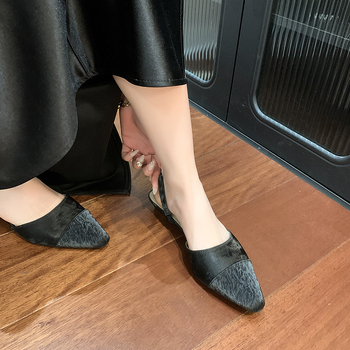 Γυναικείες σατέν παντόφλες-μούλες με μία λουρί μπροστά, μυτερός нос, χαμηλό τακούνι; άνω μέρος σατέν; σόλα καουτσούκ; εσωτερικό PU; πάχος σόλας 0-3 cm