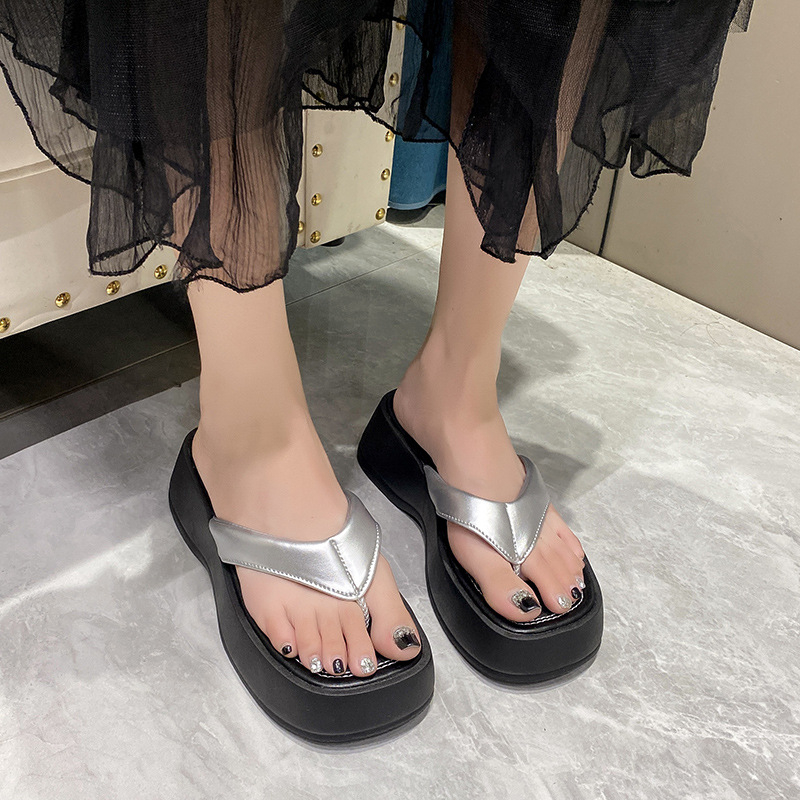 Női wedge szandál, koreai stílusban, thong kialakítás, vastag platform, PU felsőrész, PU bélés, gumírozott talp