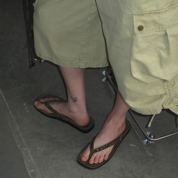 Παντόφλες thong από δέρμα βοδιού με ματ επάνω μέρος, διακοσμητικά με καρφιά και στρας, φαρδιά 3–5 εκ. φέρε σύνθετη σόλα, κορεατικό στυλ