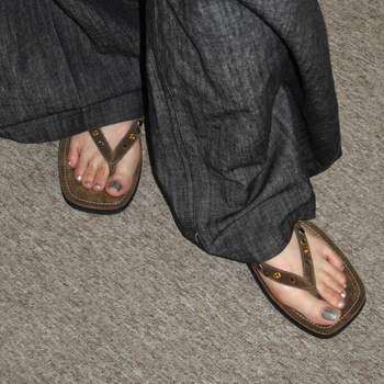 Παντόφλες thong από δέρμα βοδιού με ματ επάνω μέρος, διακοσμητικά με καρφιά και στρας, φαρδιά 3–5 εκ. φέρε σύνθετη σόλα, κορεατικό στυλ