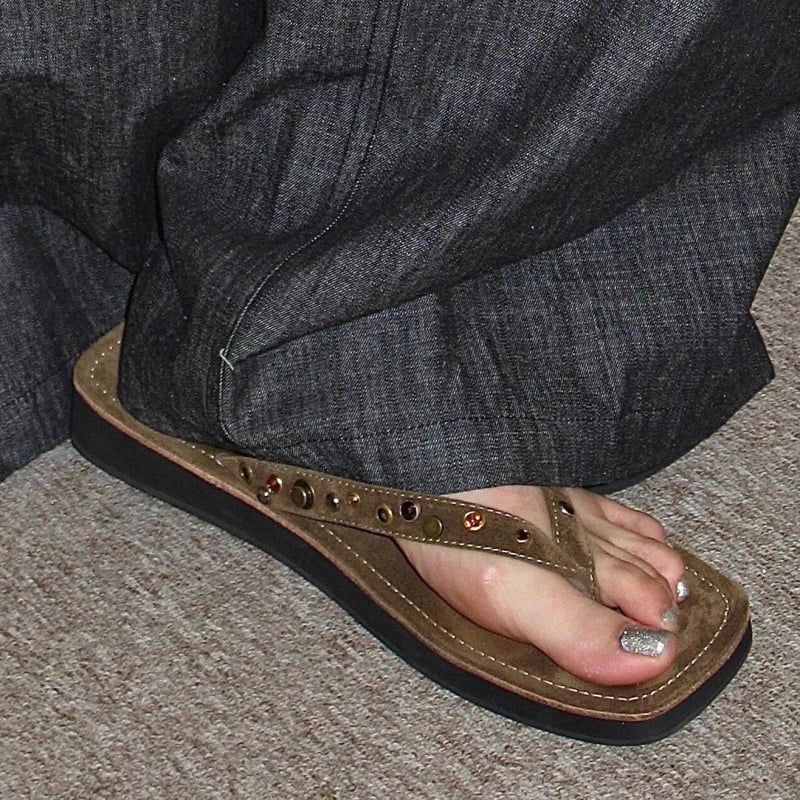 Sandale thong din piele de vită, partea superioară cu finisaj frosted, decor cu nituri cu cristale și talpă groasă din material compozit, stil coreean