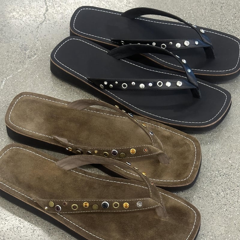 Sandale thong din piele de vită, partea superioară cu finisaj frosted, decor cu nituri cu cristale și talpă groasă din material compozit, stil coreean