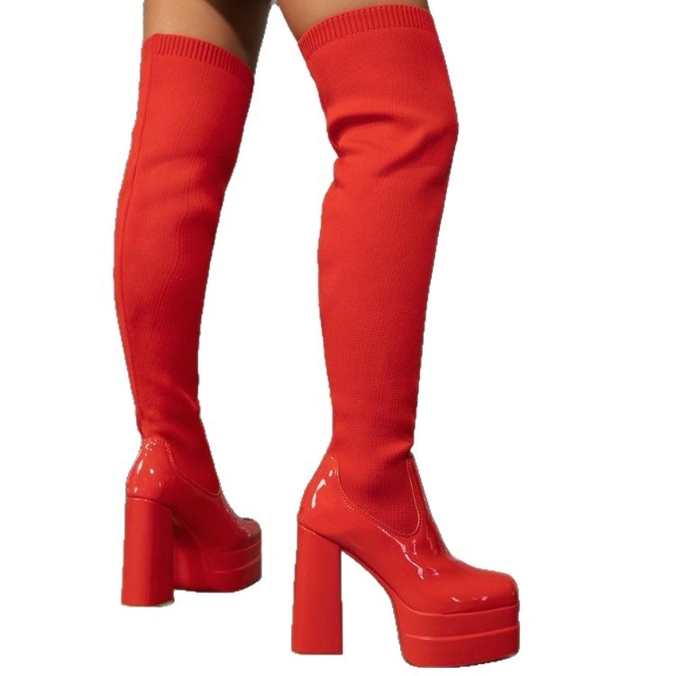 Cizme tip sock până la genunchi, partea superioară din țesătură, toc gros foarte înalt, talpă din cauciuc, vârf rotund