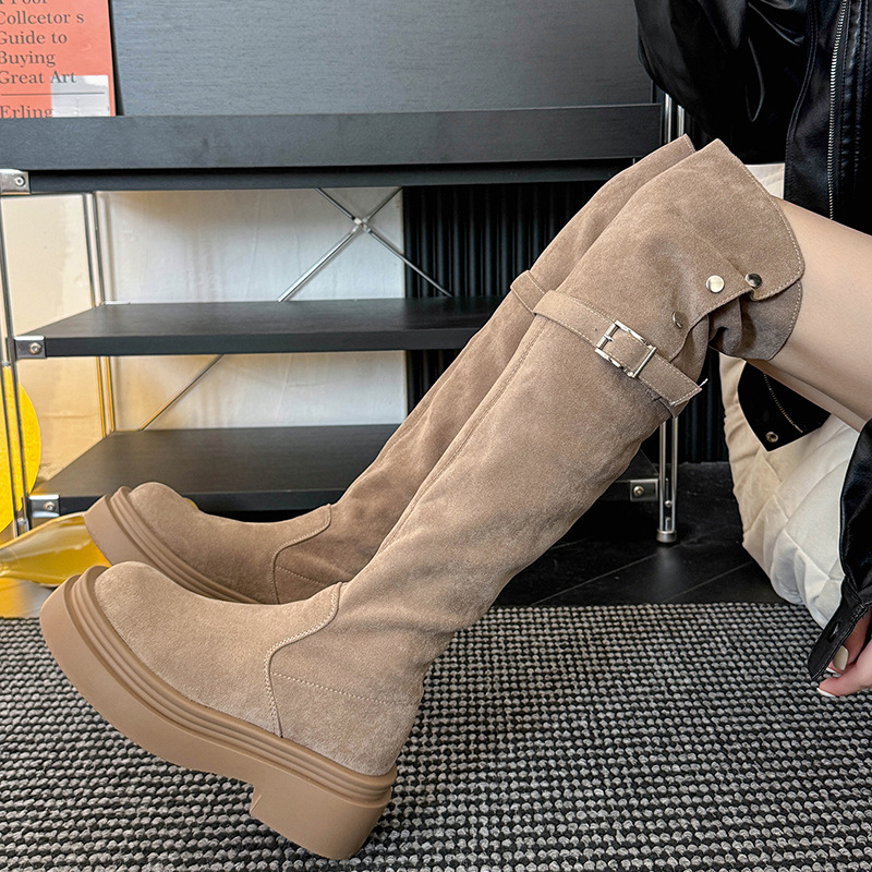 Riterių batai iš velūro, apvali nosis, storas kulnas 3–5 cm, virš kelių, su užtrauktuku gale