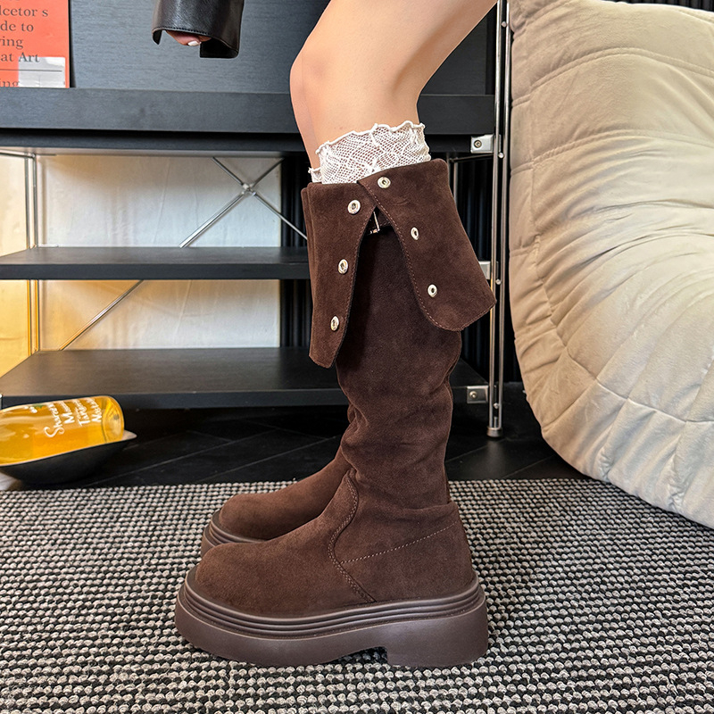 Riterių batai iš velūro, apvali nosis, storas kulnas 3–5 cm, virš kelių, su užtrauktuku gale