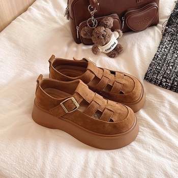 Loferiai su PU viršutine dalimi, gumos pada, vidutinio aukščio kulnas 3-5 cm, sagtis užsegimui