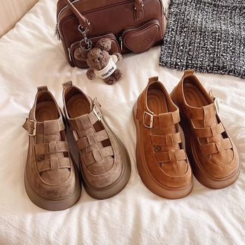 Loferiai su PU viršutine dalimi, gumos pada, vidutinio aukščio kulnas 3-5 cm, sagtis užsegimui