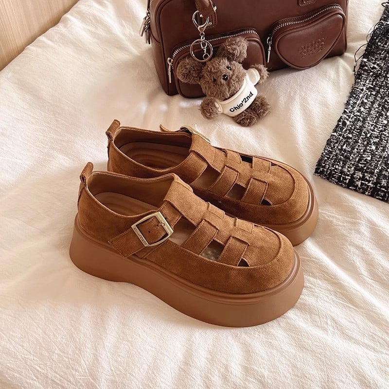 Loferiai su PU viršutine dalimi, gumos pada, vidutinio aukščio kulnas 3-5 cm, sagtis užsegimui